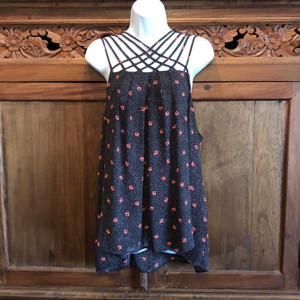 Super cute detailed tank! Torrid size 2